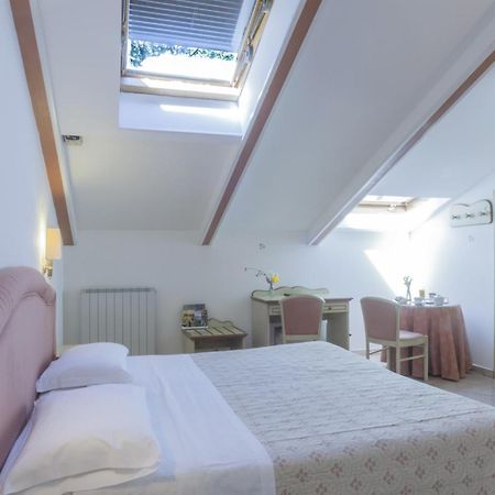 Hotel Kursaal Пасиняно сул Тразимено Стая снимка