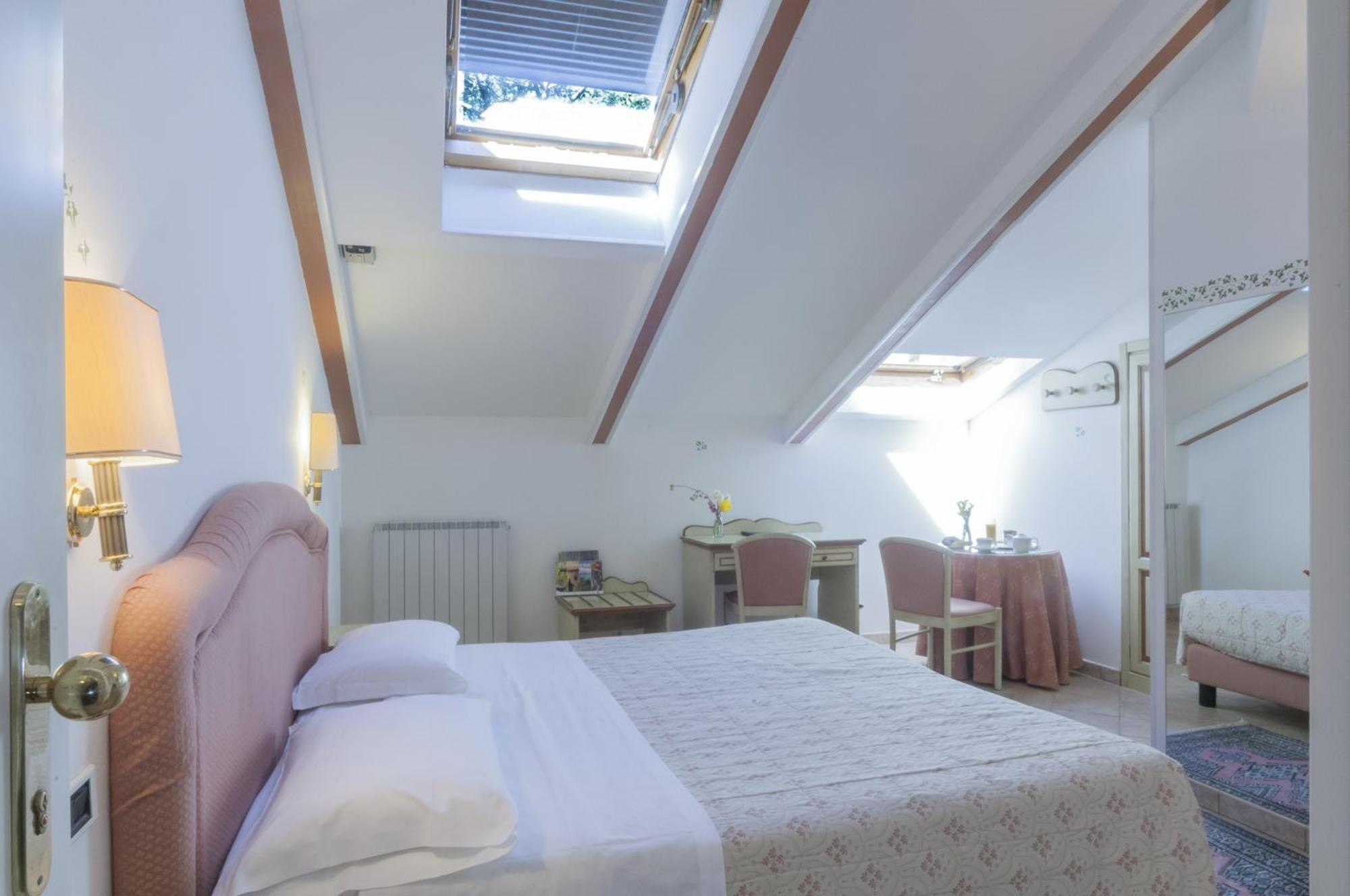 Hotel Kursaal Пасиняно сул Тразимено Стая снимка